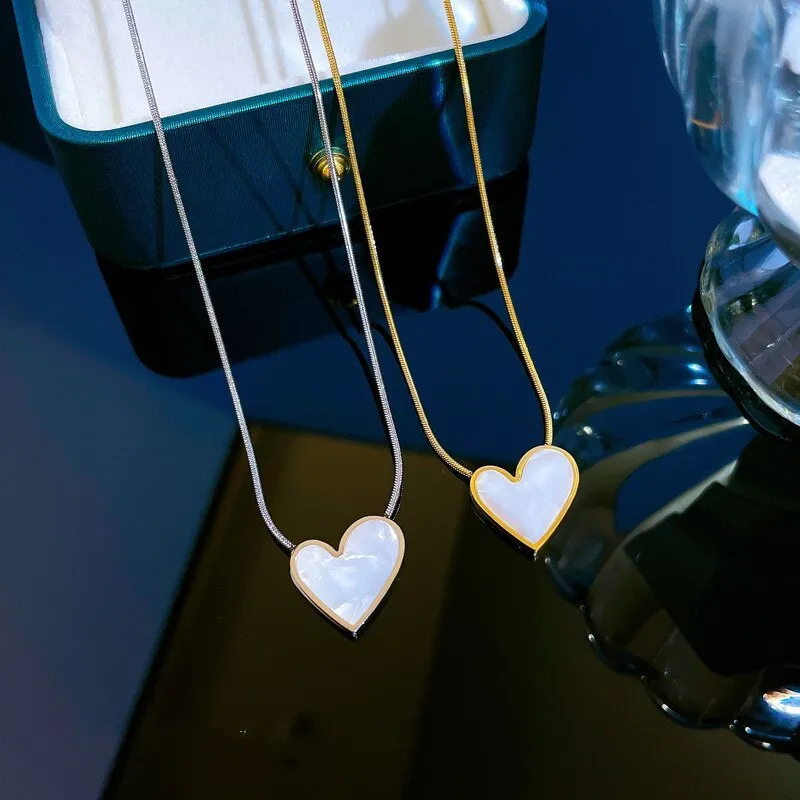Exquisite Fashion Heart Shell Pendant Necklace Personality Micro-set Shell Charm