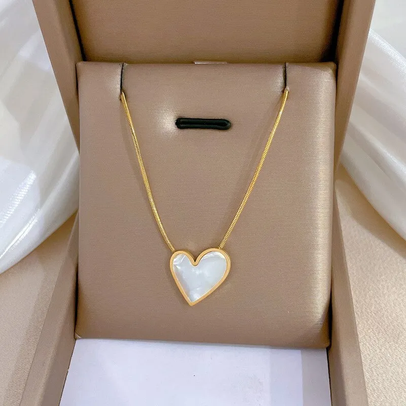 Exquisite Fashion Heart Shell Pendant Necklace Personality Micro-set Shell Charm