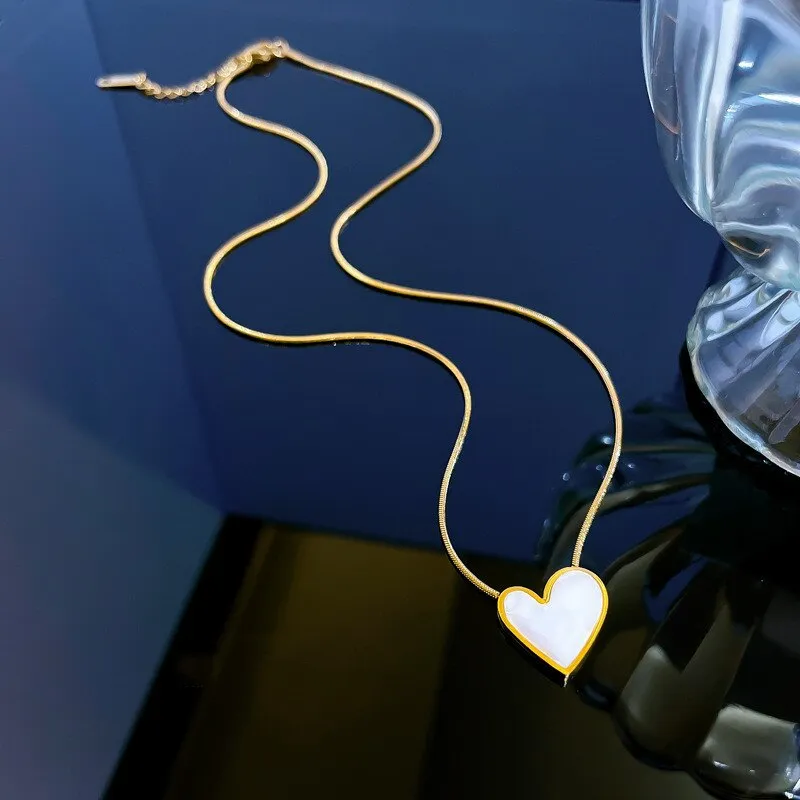 Exquisite Fashion Heart Shell Pendant Necklace Personality Micro-set Shell Charm