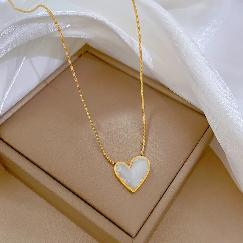 Exquisite Fashion Heart Shell Pendant Necklace Personality Micro-set Shell Charm